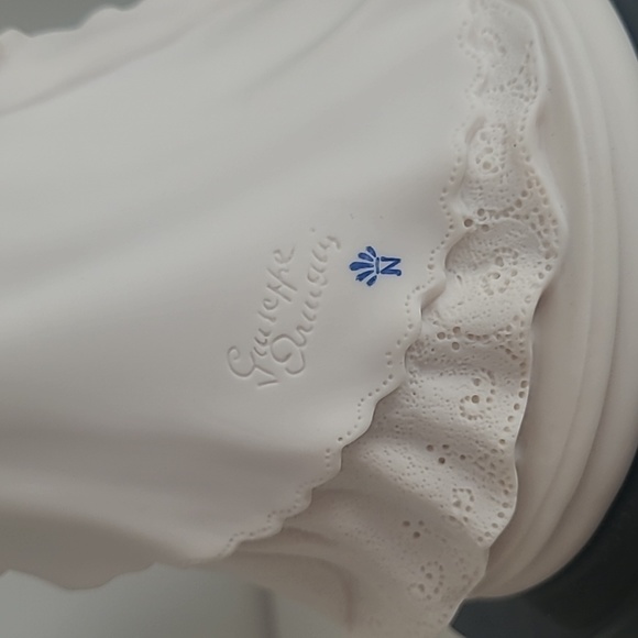 Giuseppe Armani Porcelain Lady Regina Flower Bouquet Figurine Statue 0529F - Picture 3 of 7